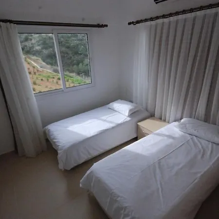 Penthouse With Breathtaking Panoramic Views Of Mediterranean Sea & Mountains شقة Akanthou